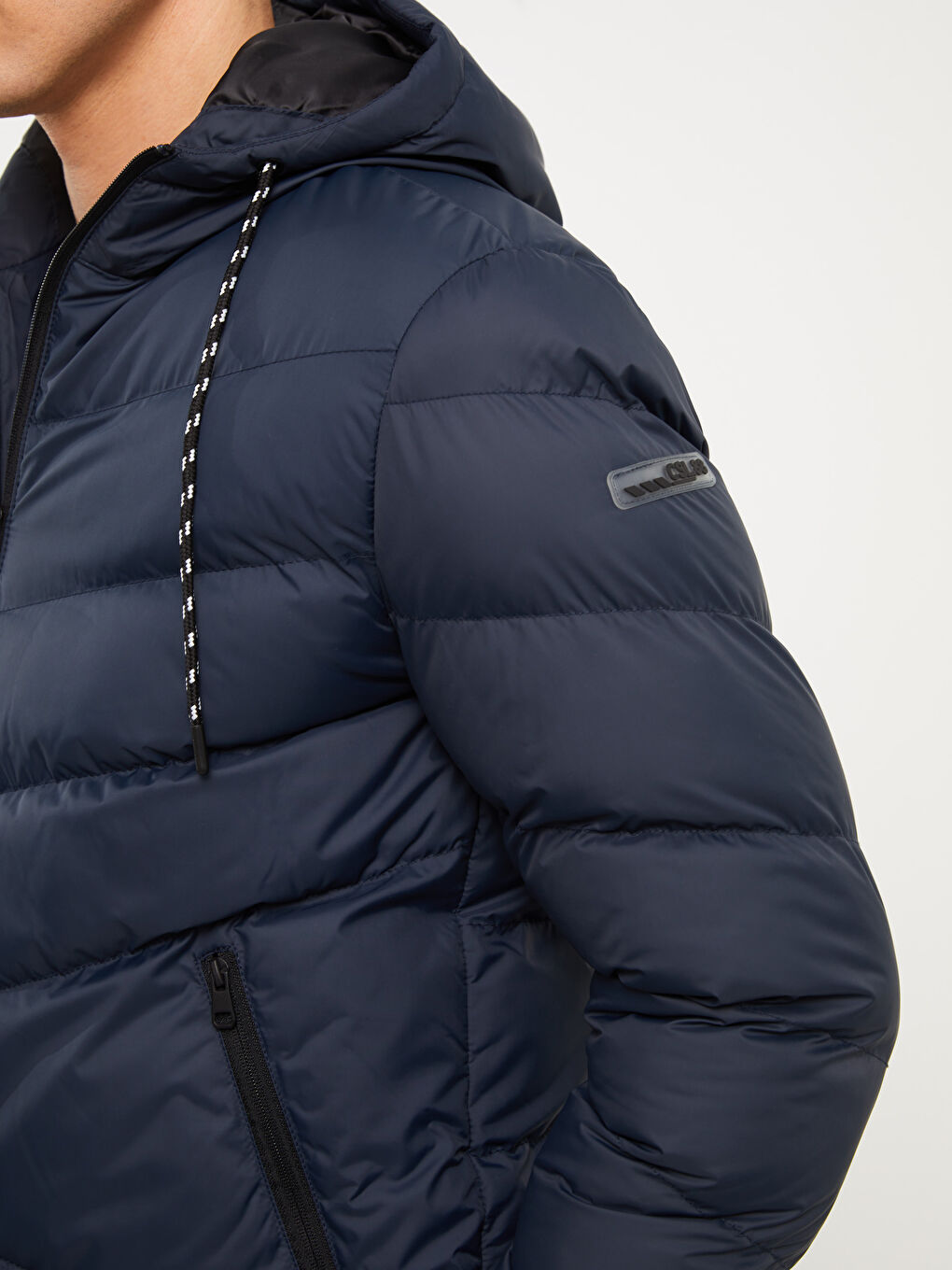 Пальто-дутка для чоловіків стандартного крою з капюшоном-3