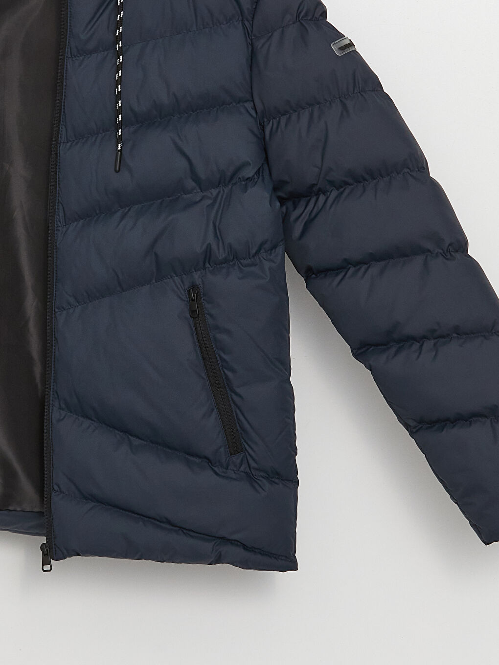 Пальто-дутка для чоловіків стандартного крою з капюшоном-8