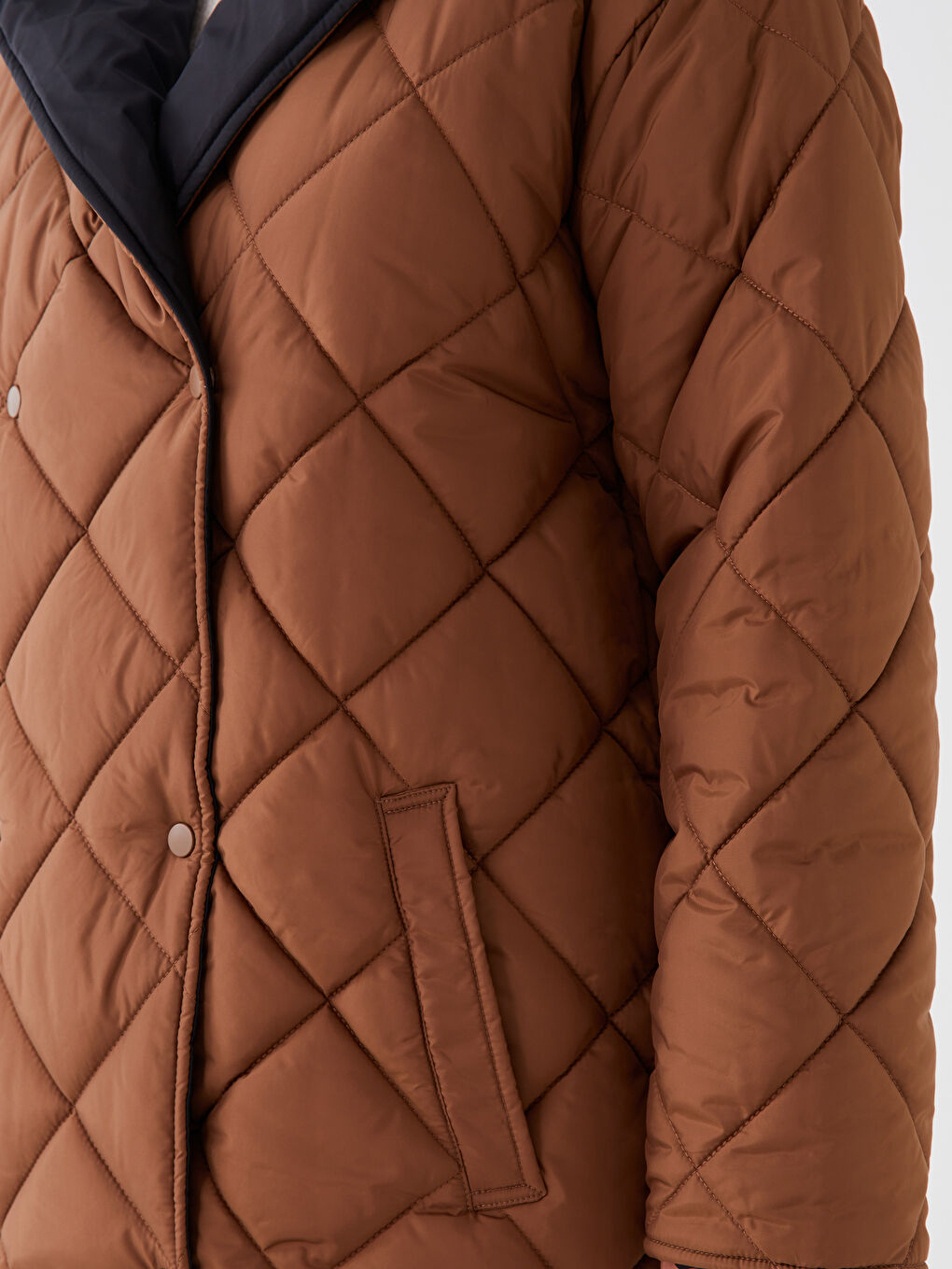 معطف سميك مبطّن قابل للعكس بقبّ نساء-3