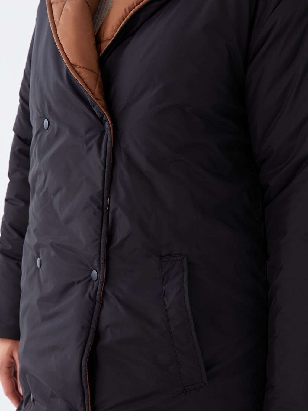 معطف سميك مبطّن قابل للعكس بقبّ نساء-7