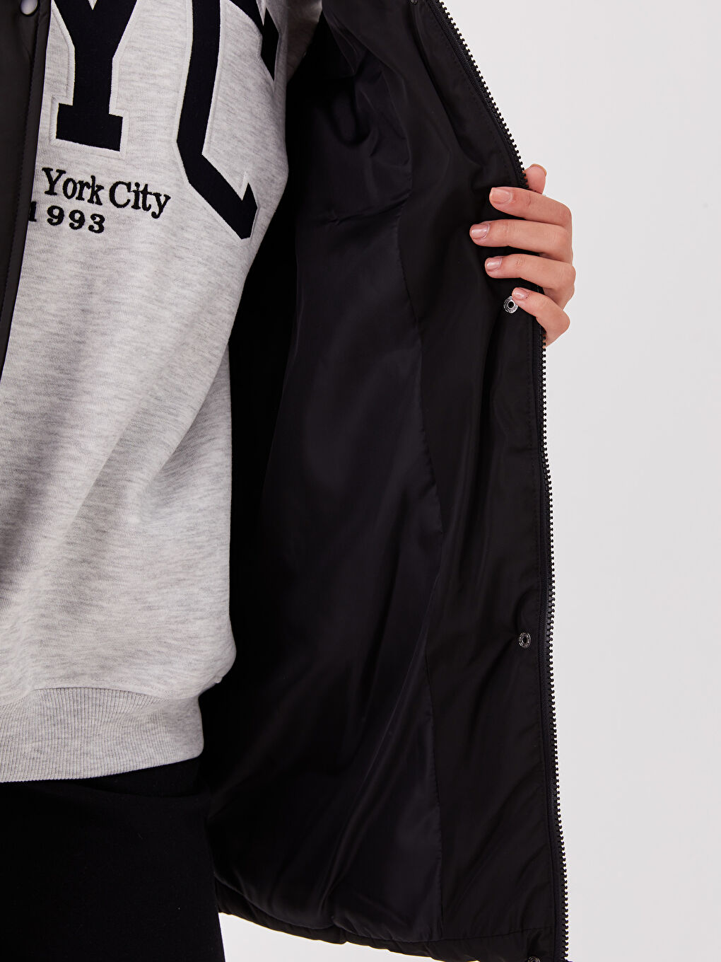 Siyah Kapüşonlu Düz Cep Detaylı Kadın Şişme Yelek-4