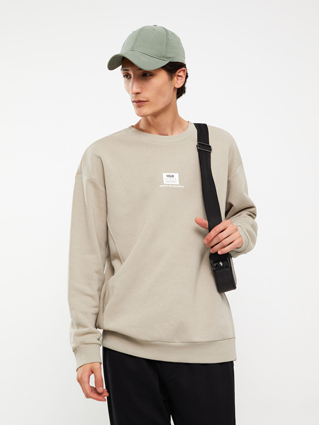 LCW Casual Taş Rengi Bisiklet Yaka Uzun Kollu Baskılı Erkek Sweatshirt