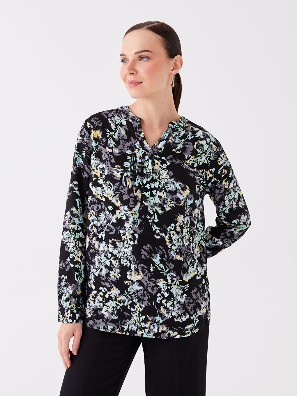 Siyah Kaçık Yaka Desenli Uzun Kollu Kadın Bluz