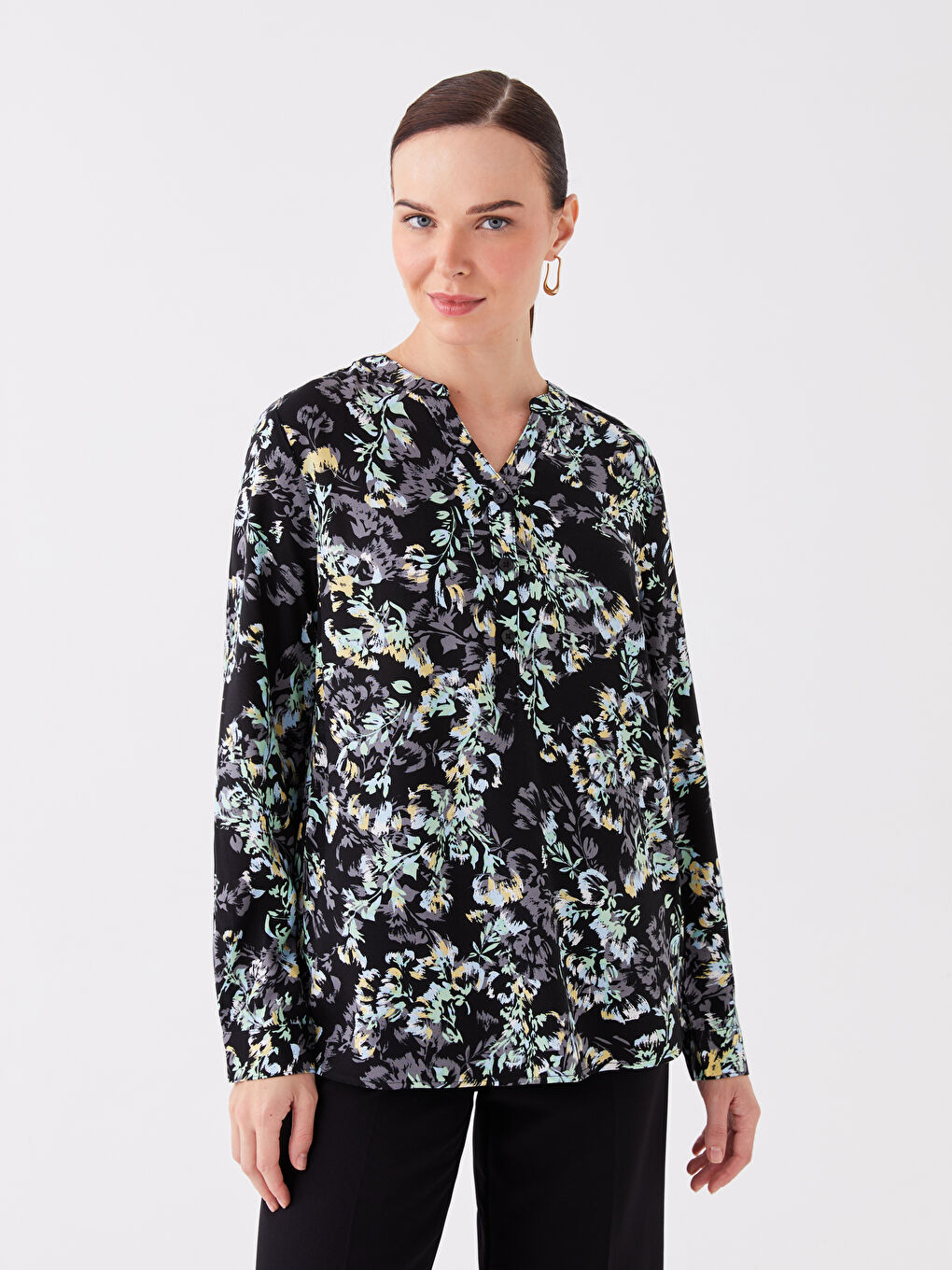 Siyah Kaçık Yaka Desenli Uzun Kollu Kadın Bluz-1