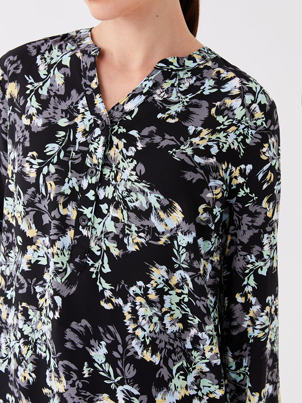 Siyah Kaçık Yaka Desenli Uzun Kollu Kadın Bluz-3