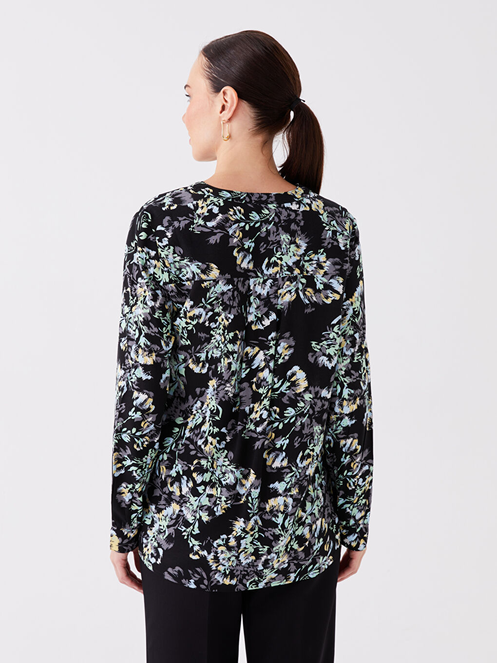 Siyah Kaçık Yaka Desenli Uzun Kollu Kadın Bluz-4