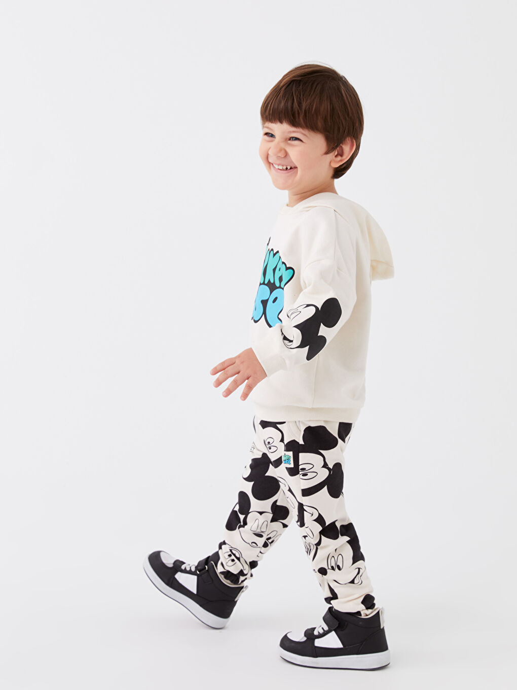 LCW baby Bej Uzun Kollu Mickey Mouse Baskılı Erkek Bebek Hoodie ve Pantolon 2'li Takım