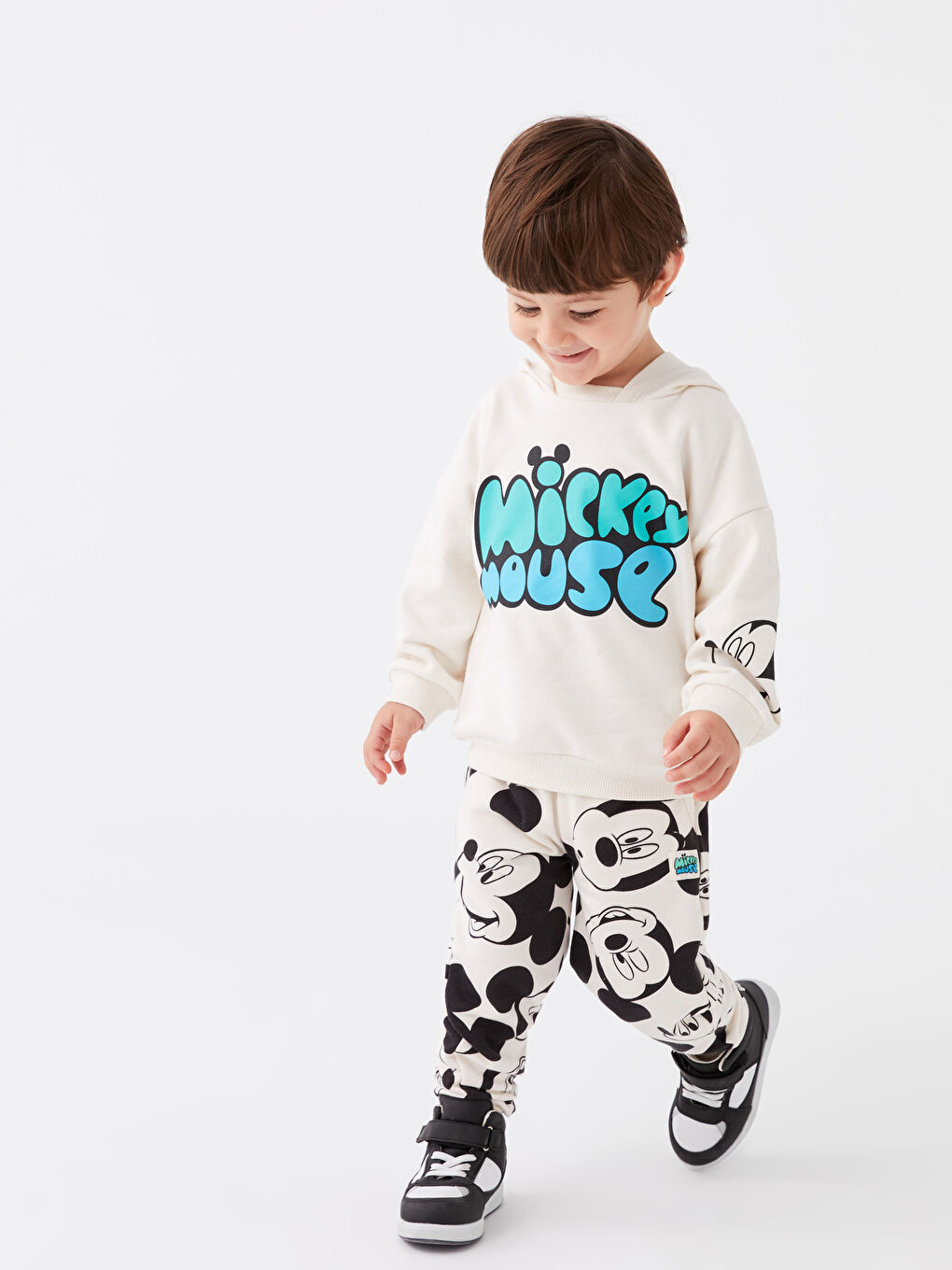 LCW baby Bej Uzun Kollu Mickey Mouse Baskılı Erkek Bebek Hoodie ve Pantolon 2'li Takım - 1