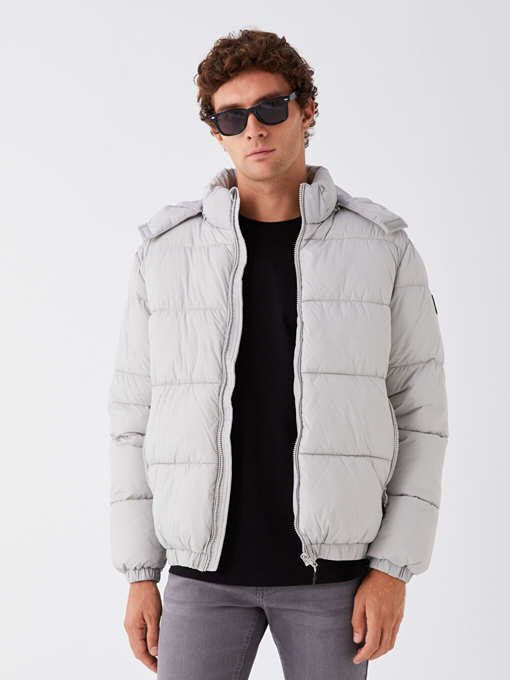 Пуховик стандартного кроя с капюшоном для мужчин