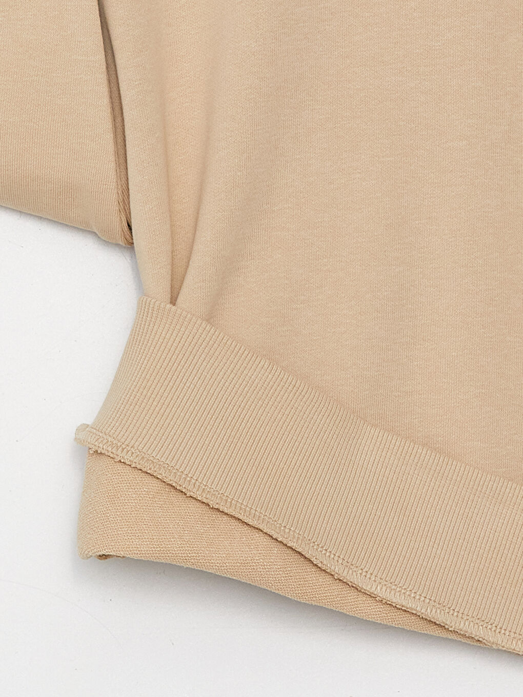 سويتشيرت ولادي بسيط بقصة مريحة وكول مدور-2