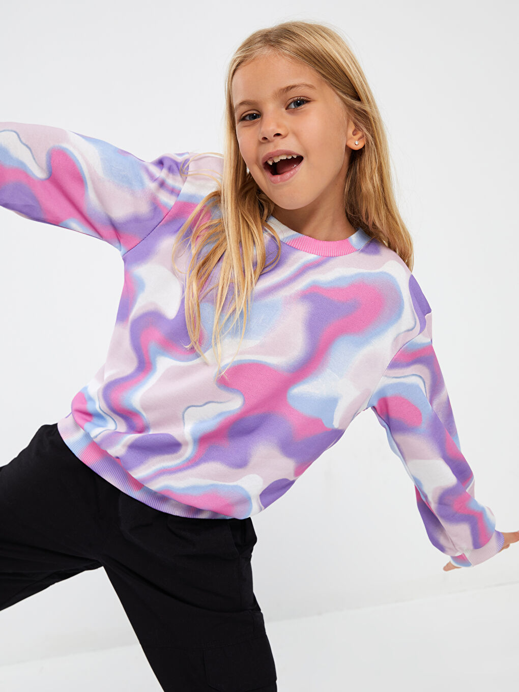 LCW Kids Pembe Baskılı Bisiklet Yaka Batik Desenli Uzun Kollu Kız Çocuk Sweatshirt