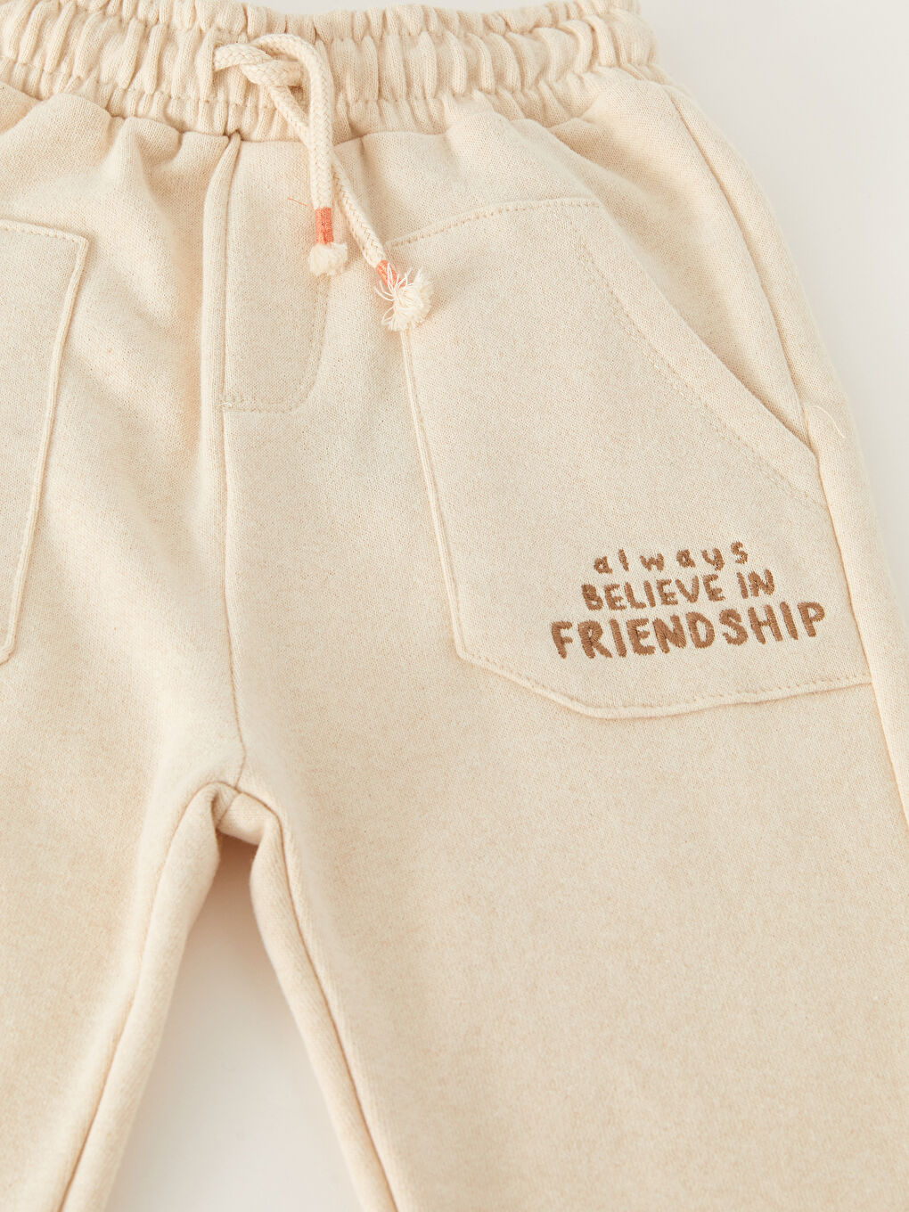 კომფორტული ჭრის საბავშვო სპორტული შარვალი ელასტიური წელით-4