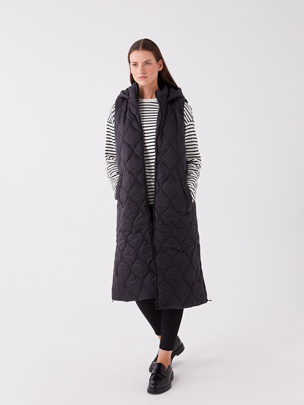 Siyah Kapüşonlu Kendinden Desenli Kadın Şişme Yelek-1