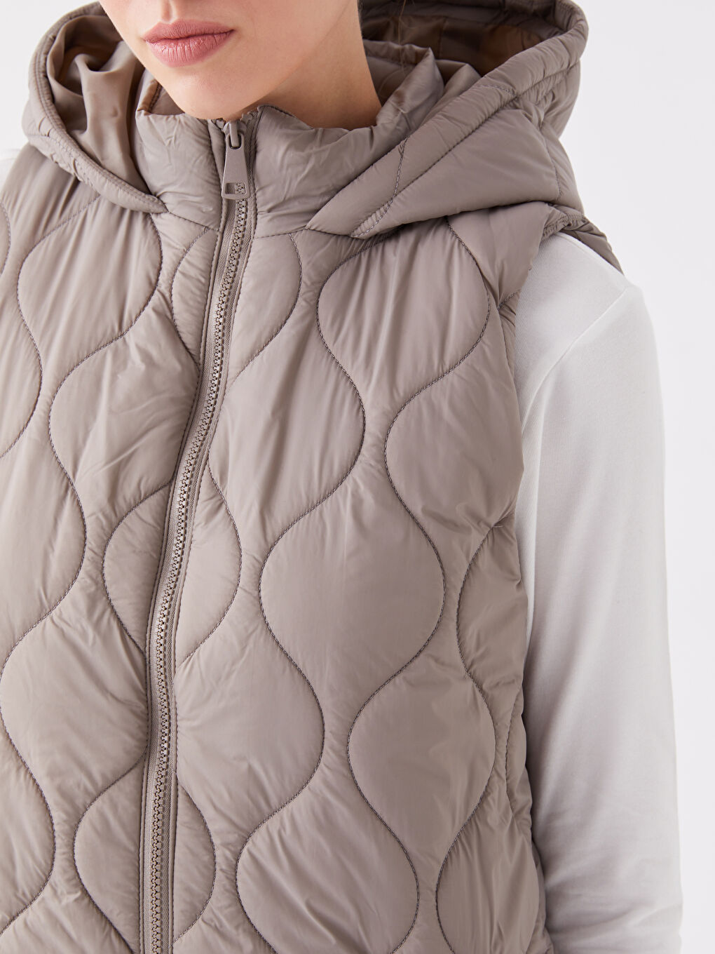 Kahverengi Kapüşonlu Kendinden Desenli Kadın Şişme Yelek-3