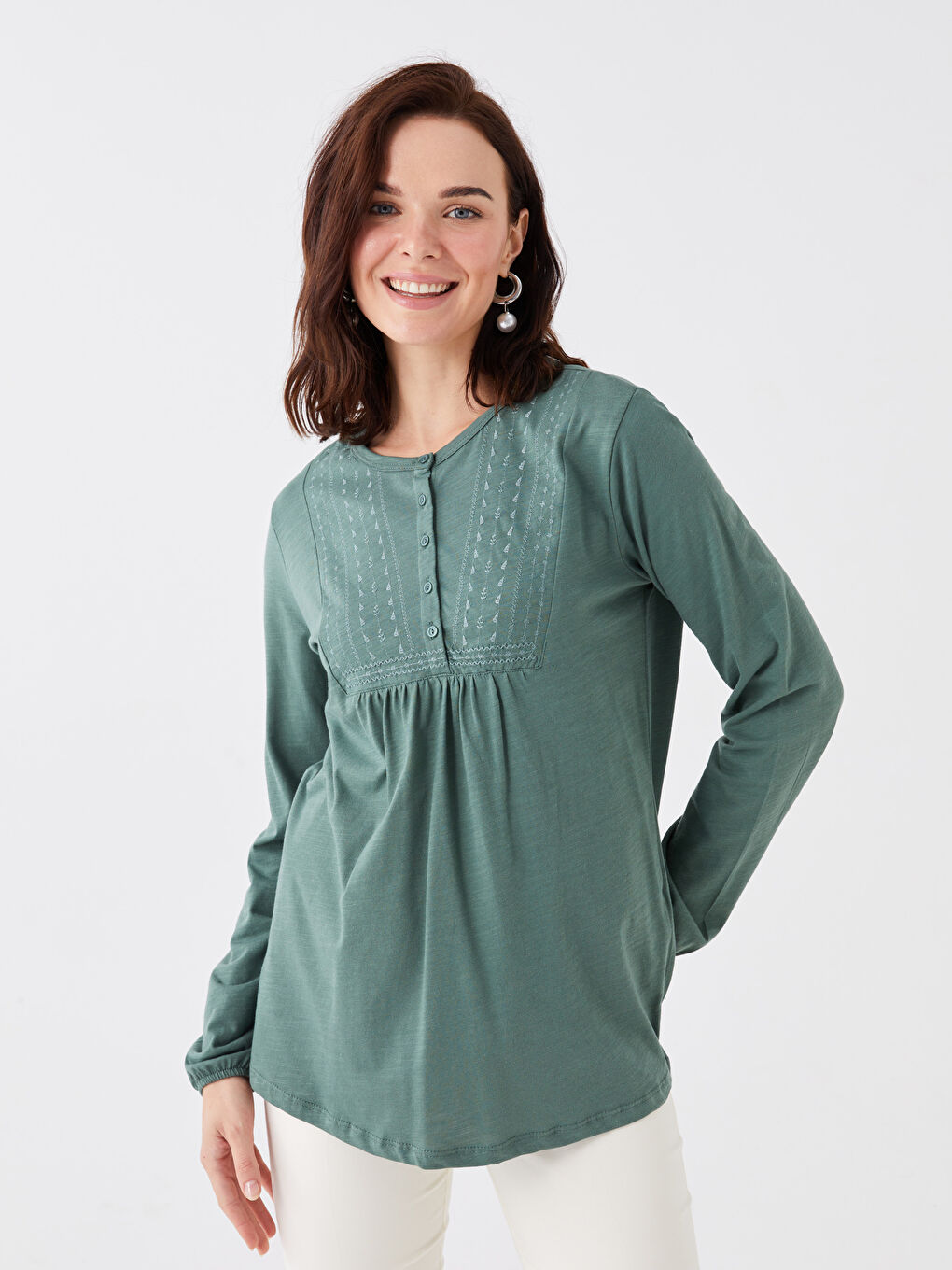 بلوزة كم طويل مطرزة بياقة دائرية للسيدات