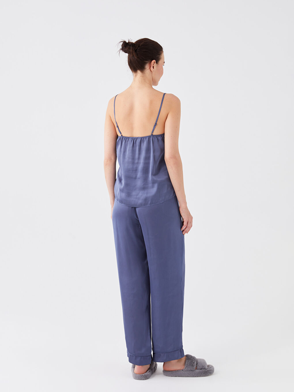 İndigo V Yaka Düz Askılı Saten Kadın Pijama Takımı-3
