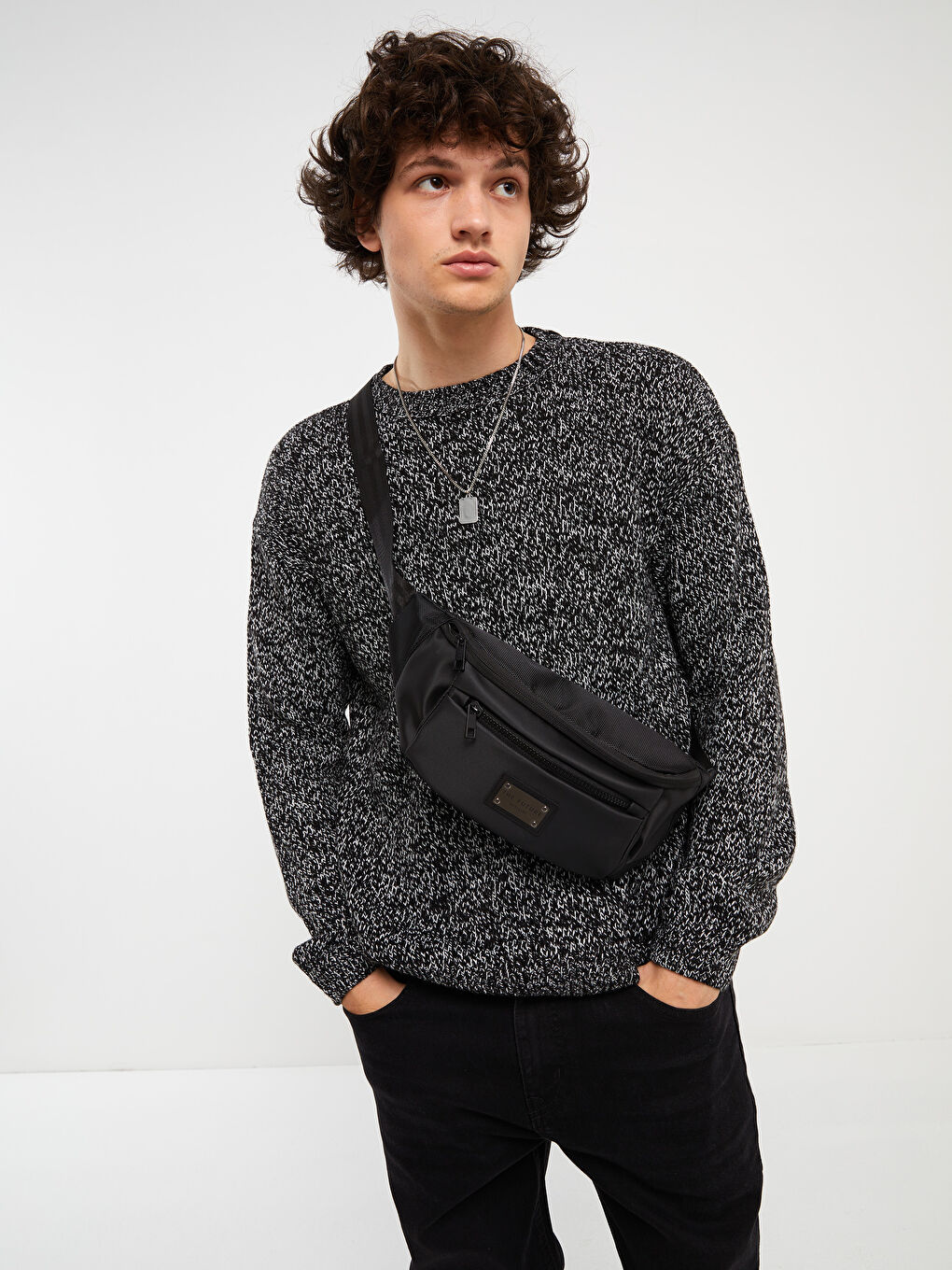 Siyah Etiket Detaylı Erkek Bel Çantası