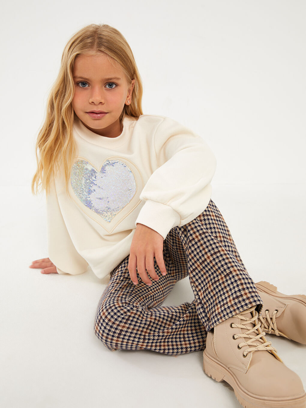 Ekru Bisiklet Yaka Pul İşlemeli Uzun Kollu Kız Çocuk Sweatshirt