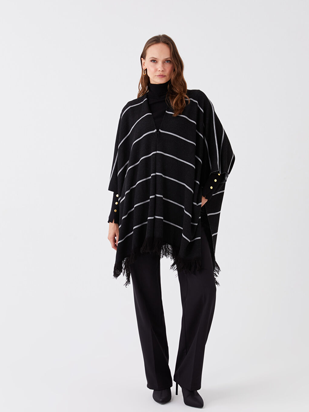 Siyah V Yaka Çizgili Kısa Kollu Oversize Kadın Panço-2