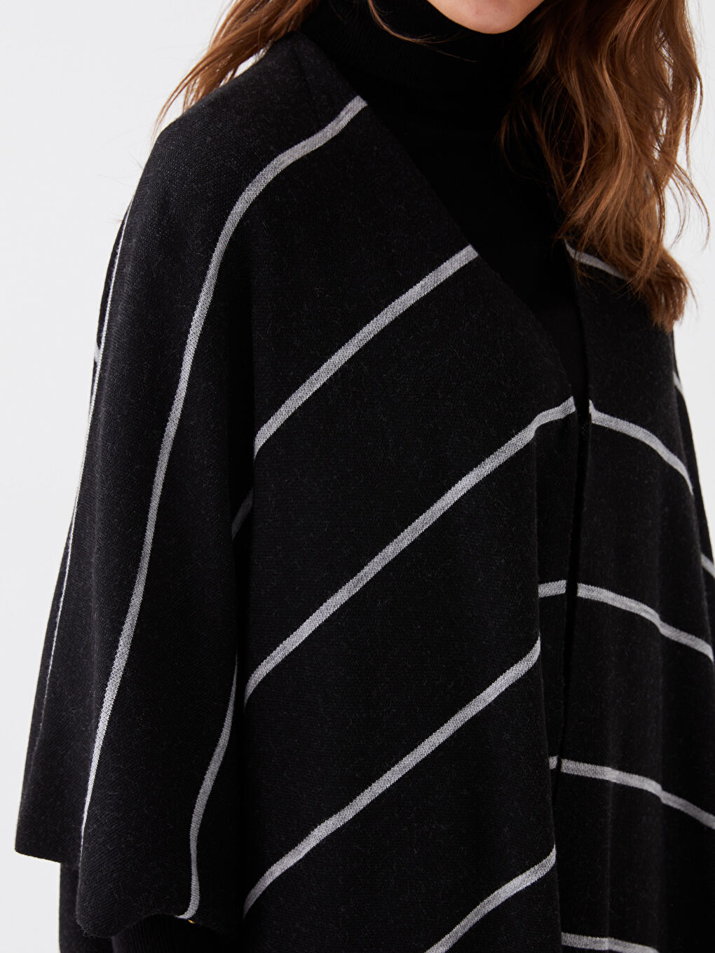 Siyah V Yaka Çizgili Kısa Kollu Oversize Kadın Panço-3