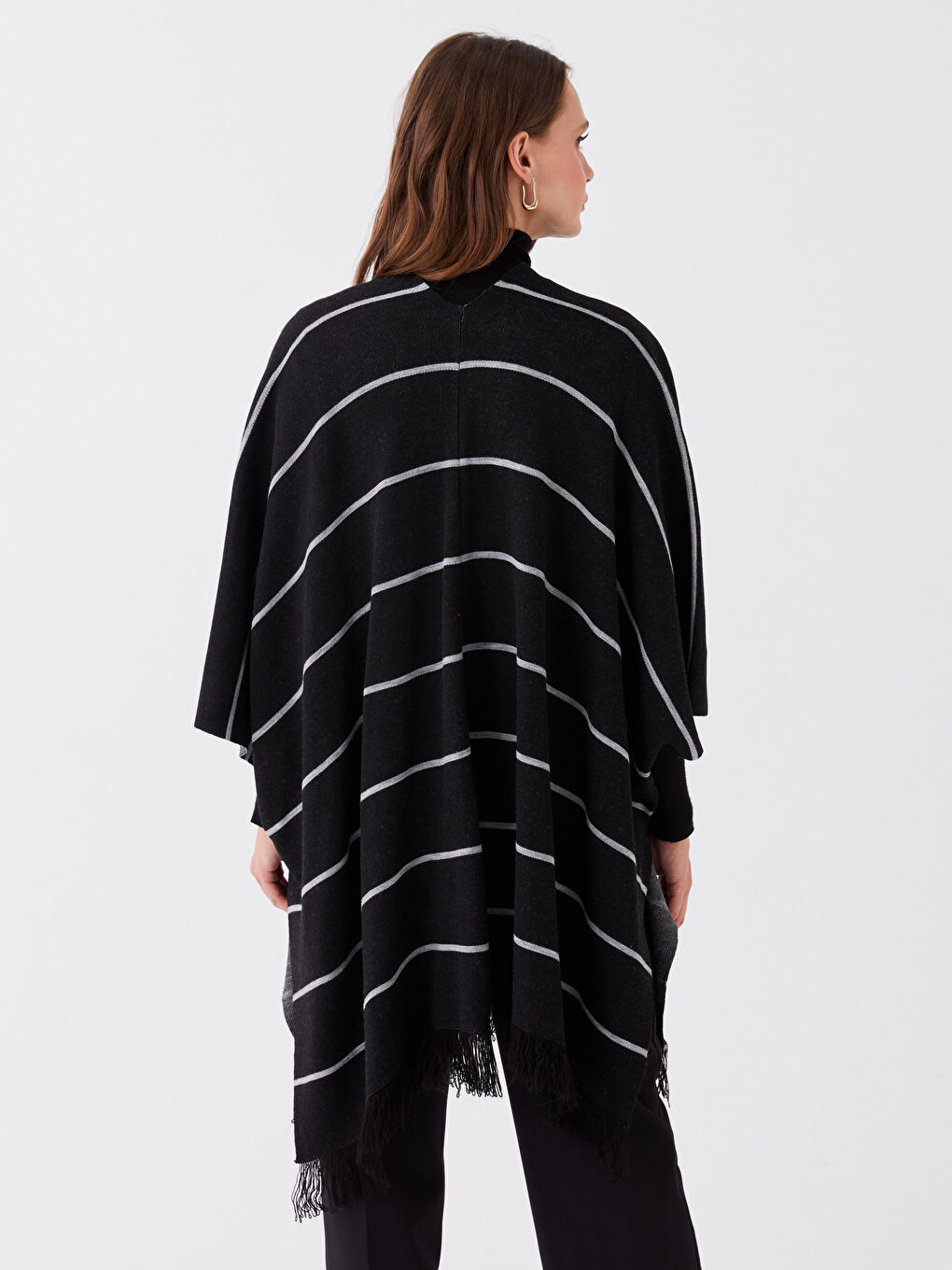 Siyah V Yaka Çizgili Kısa Kollu Oversize Kadın Panço-4