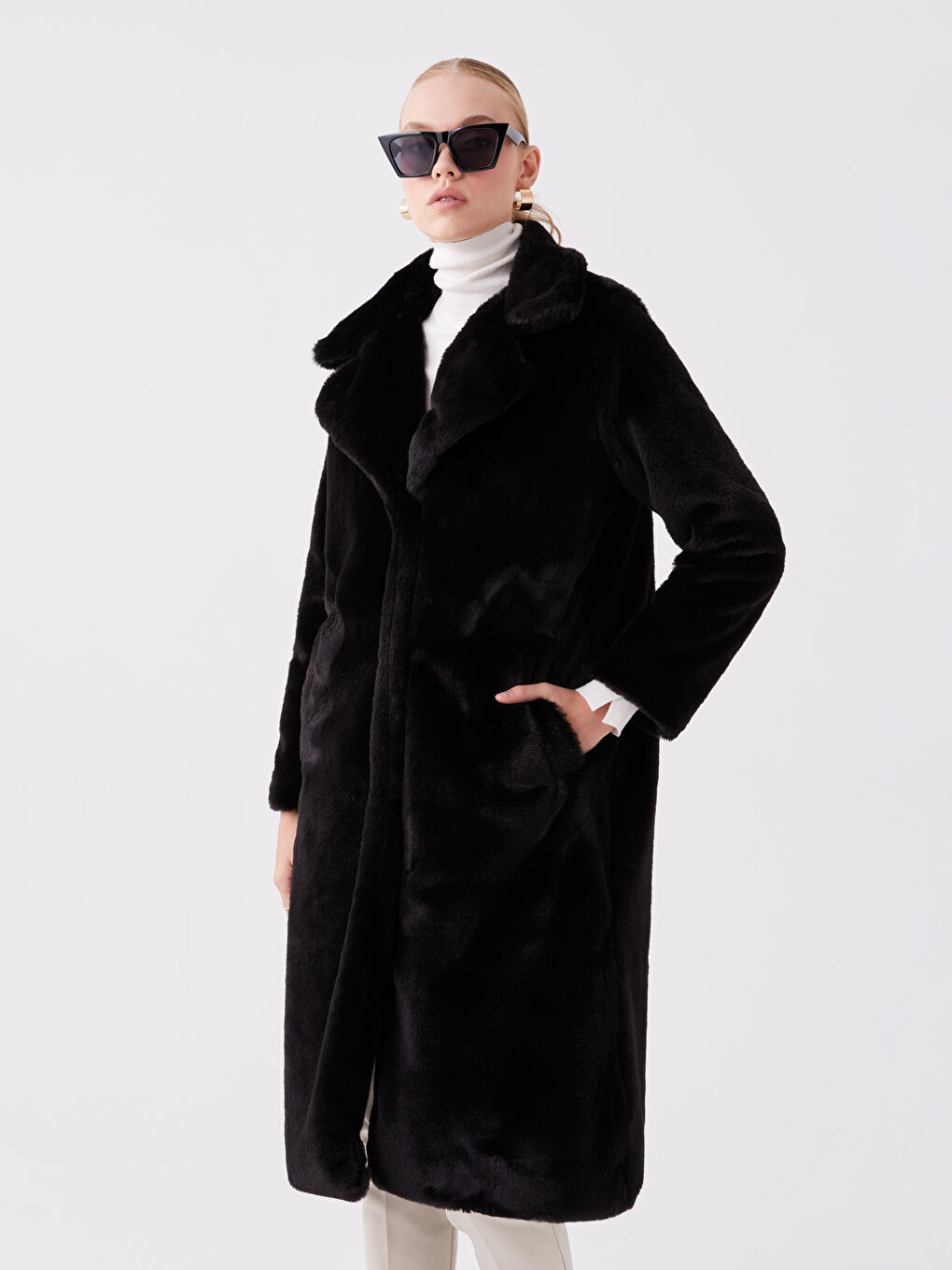 Siyah Ceket Yaka Kadın Kürk Kaban