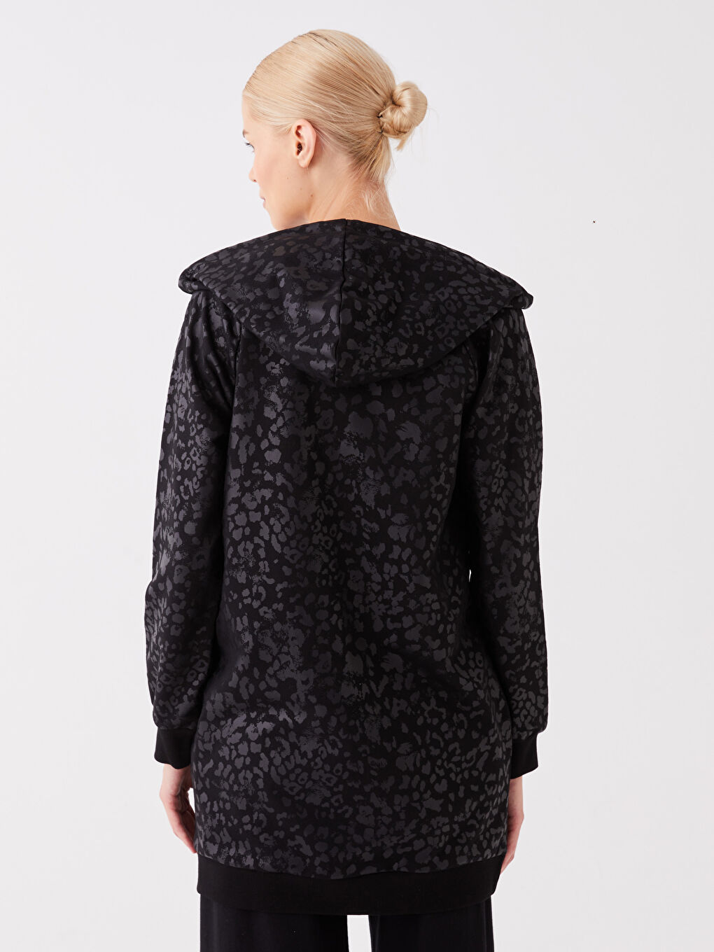 Siyah Kapüşonlu Desenli Uzun Kollu Kadın Fermuarlı Sweatshirt-4