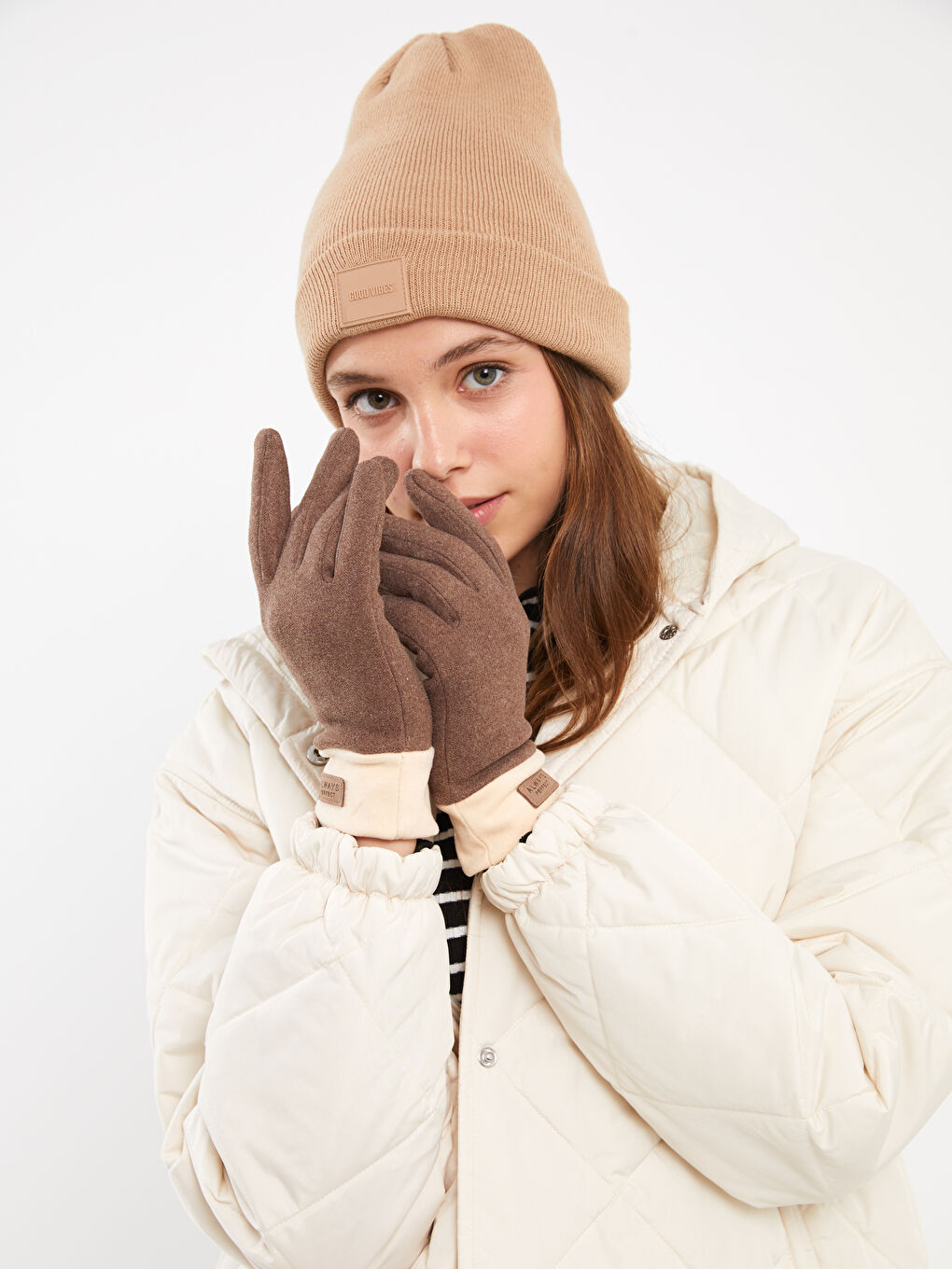 Bej Etiket Baskılı Kadın Süet Eldiven-2