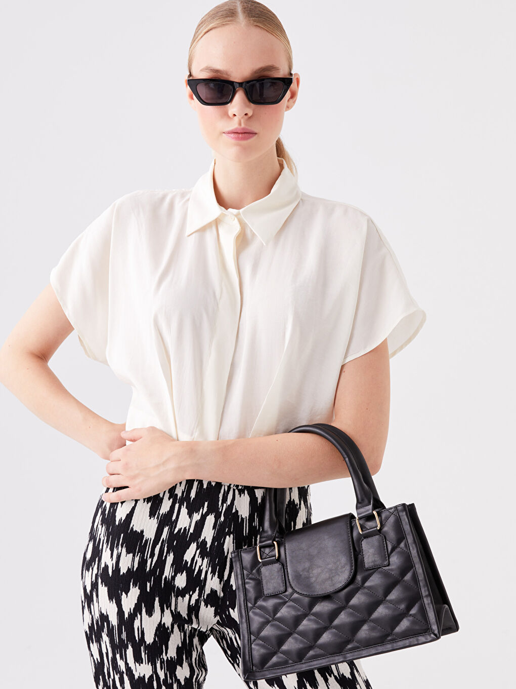 حقيبة يد مبطنة بمظهر الجلد للسيدات