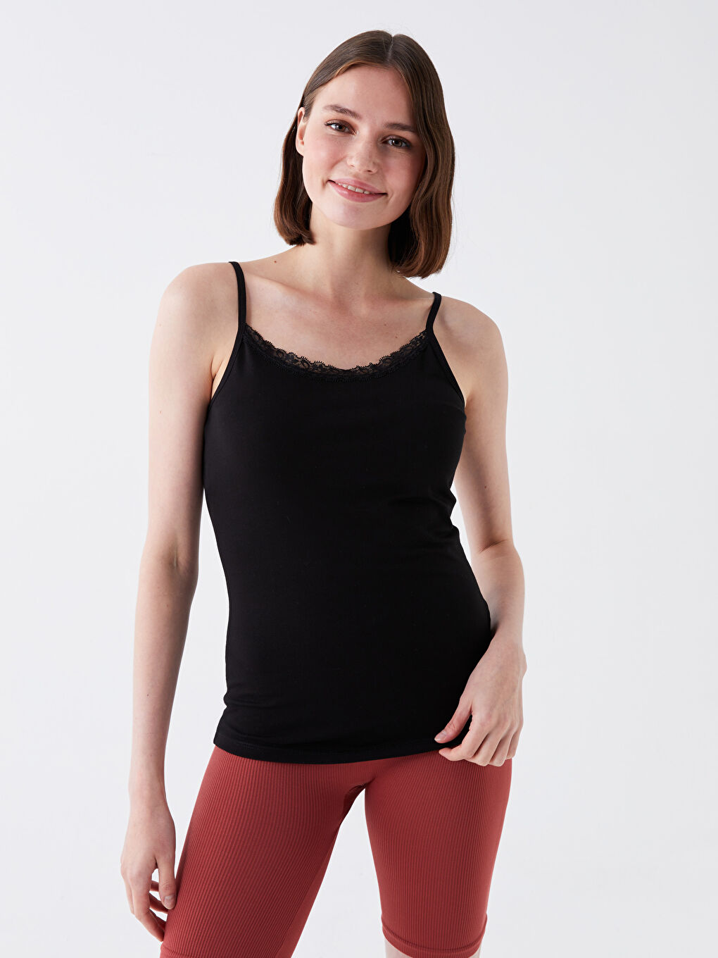 Siyah U Yaka Dantel Detaylı Kadın Atlet