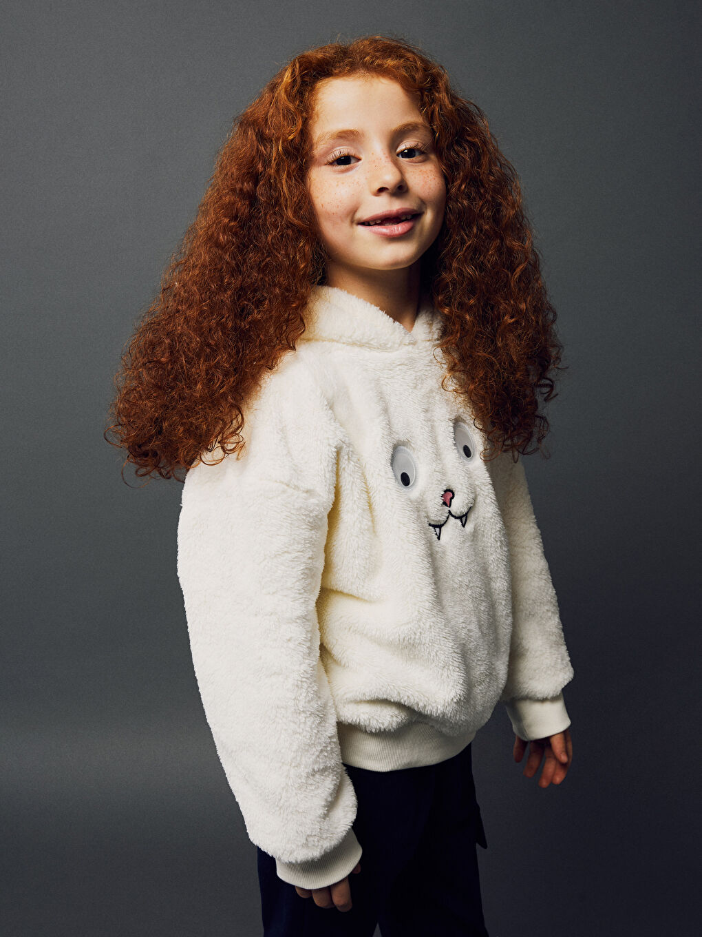 Beyaz Nakışlı Uzun Kollu Pelüş Kız Çocuk Hoodie