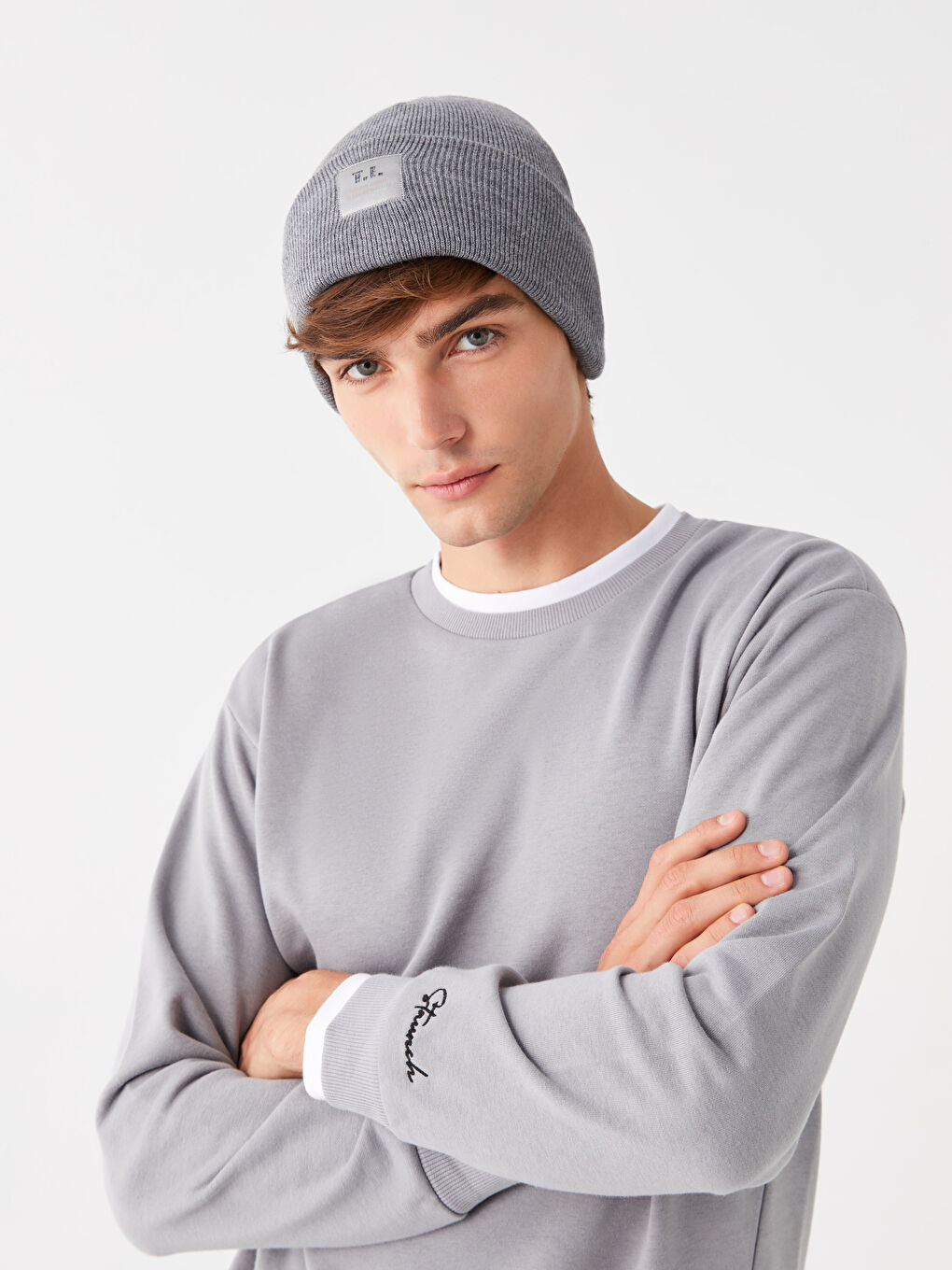 Ерлерге арналған егжей-тегжейлі трикотаж бини шапкасы