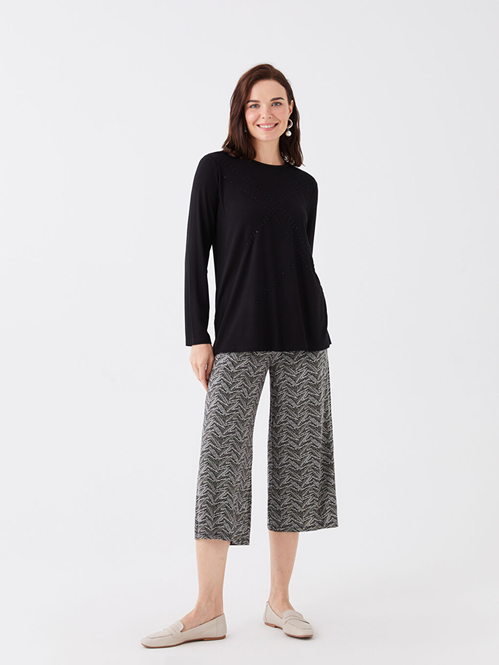 Siyah Bisiklet Yaka Nakışlı Uzun Kollu Kadın Tişört-1