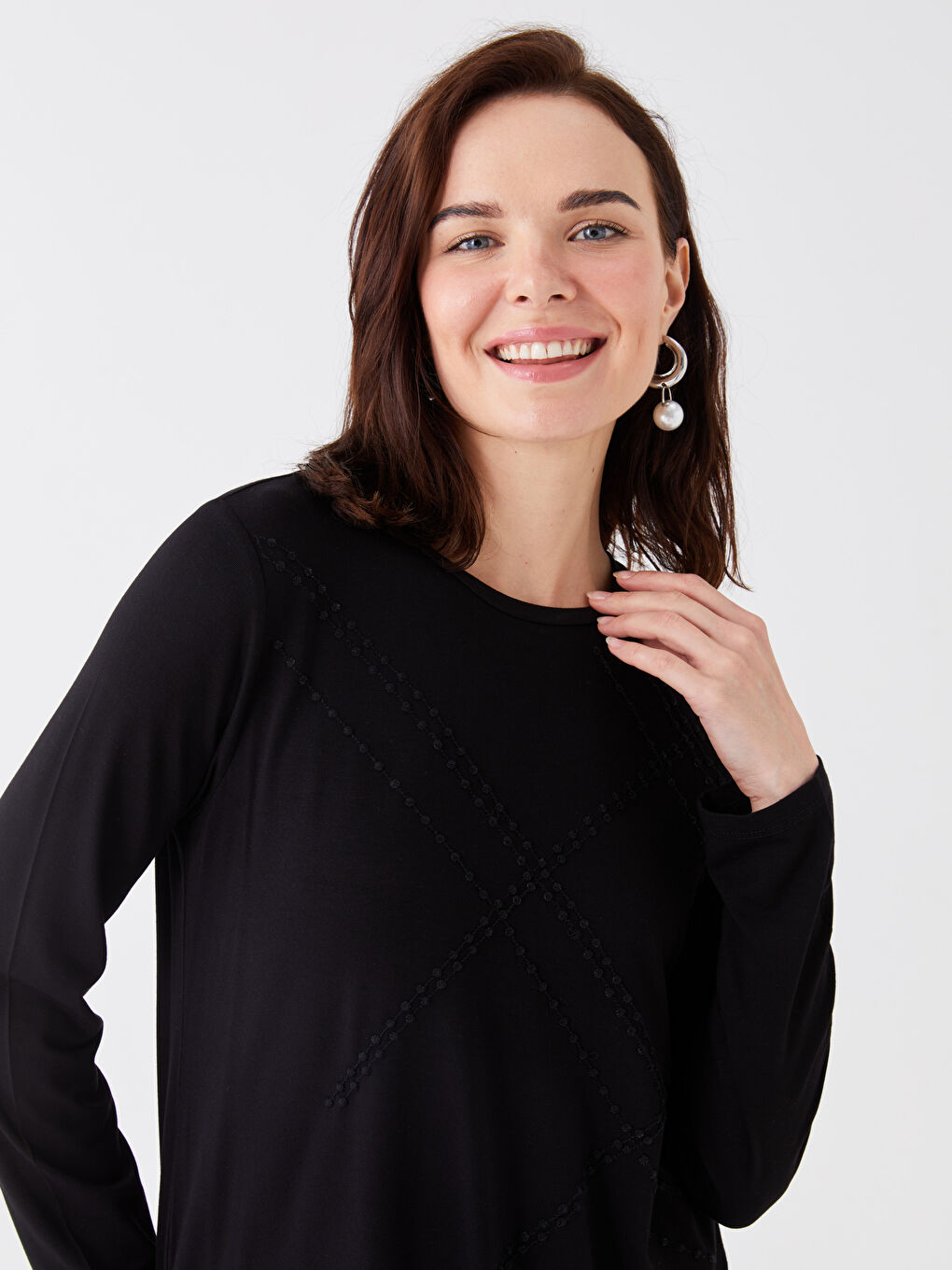 Siyah Bisiklet Yaka Nakışlı Uzun Kollu Kadın Tişört-2