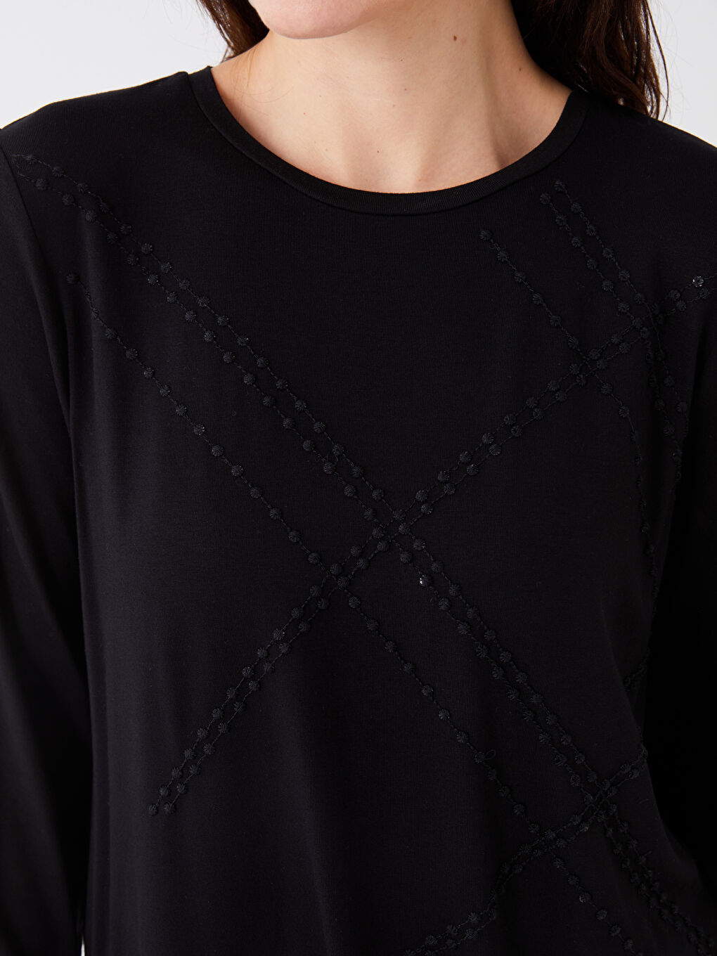 Siyah Bisiklet Yaka Nakışlı Uzun Kollu Kadın Tişört-3