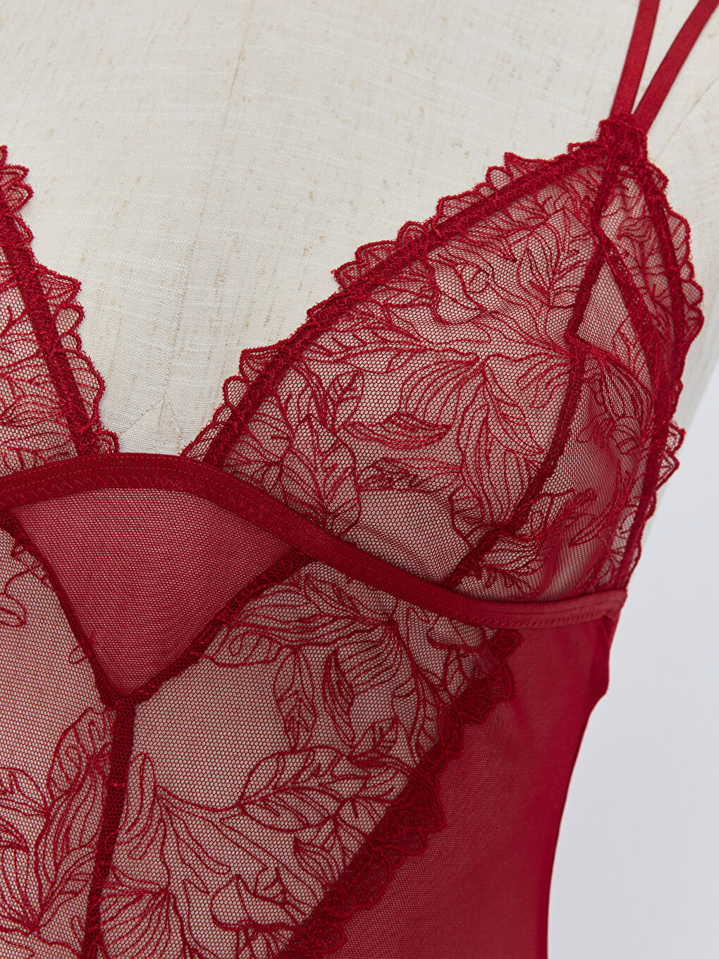 Kırmızı V Yaka Dantelli Bodysuit-2