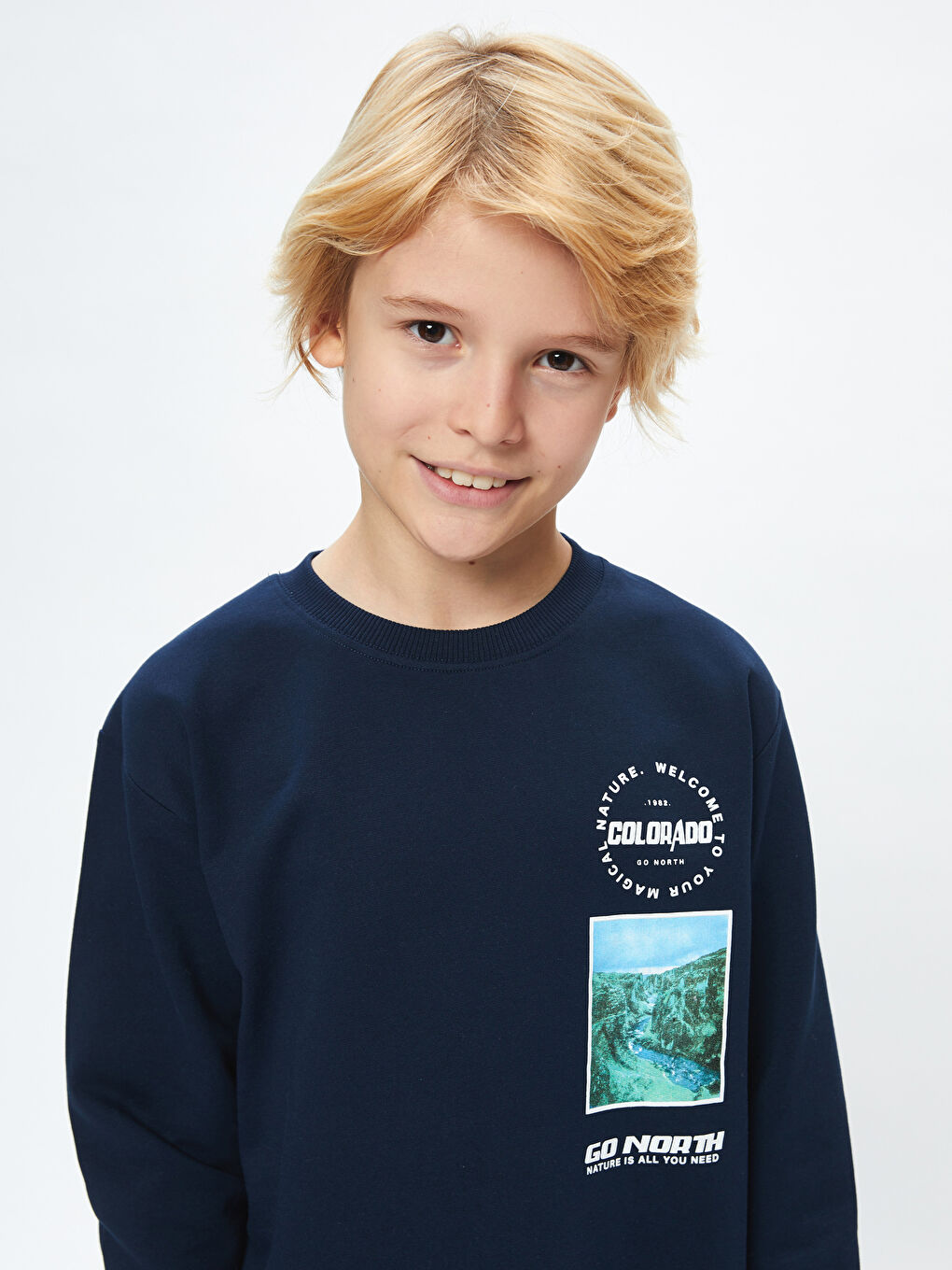 LCW Kids Yeni Lacivert Rahat Kalıp Bisiklet Yaka Baskılı Erkek Çocuk Sweatshirt