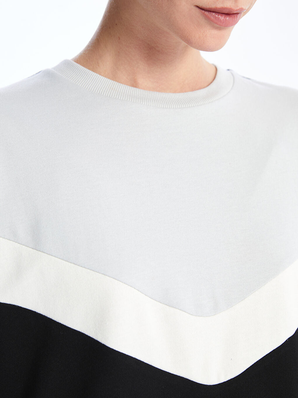 LCWAIKIKI Classic Crew Neck Long Sleeve Women's Sweatshirt Tunic with Color Block -W3BQ93Z8-CVL
