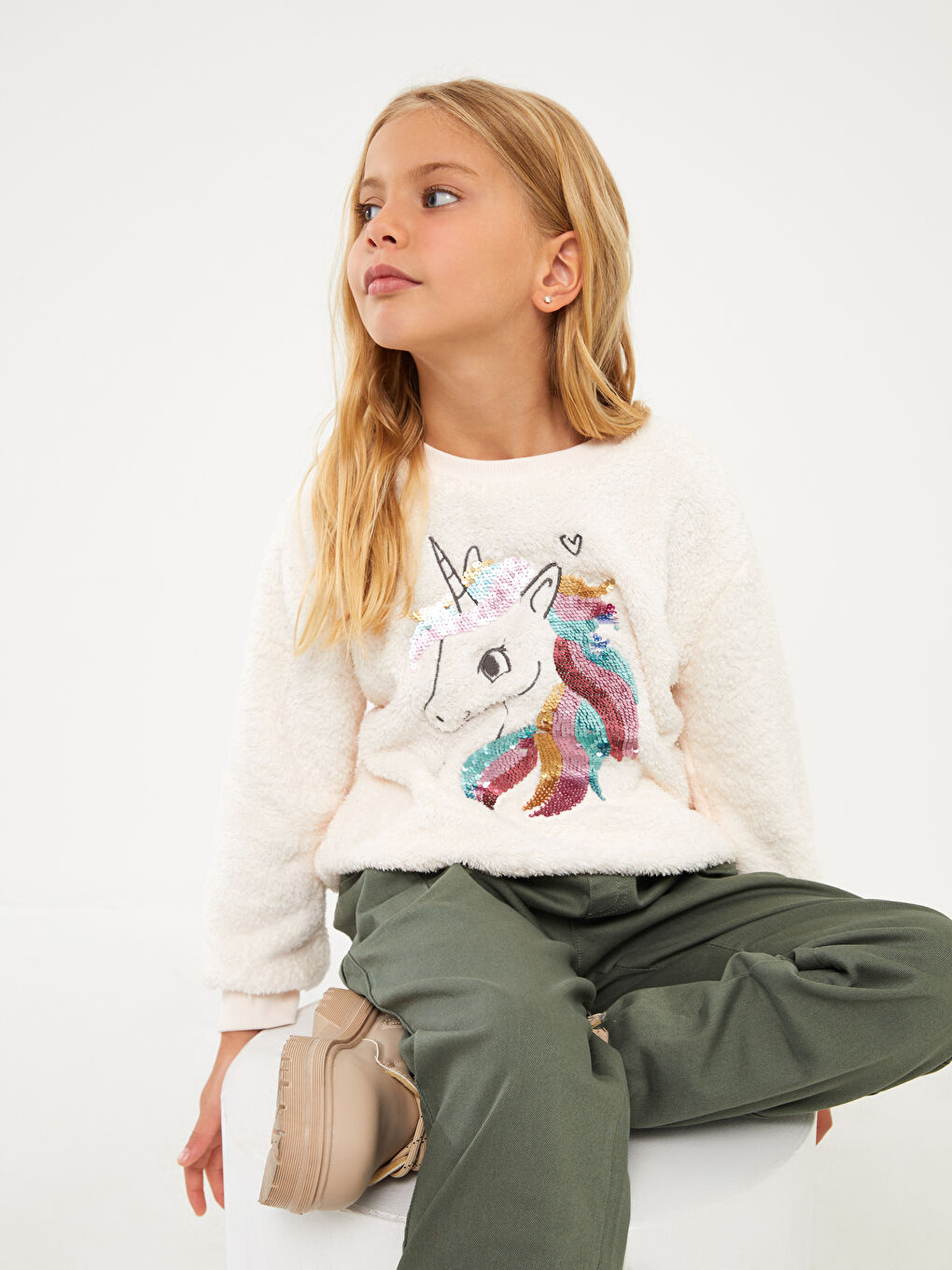 LCW Kids Uçuk Pembe Bisiklet Yaka Pul İşlemeli Pelüş Kız Çocuk Sweatshirt