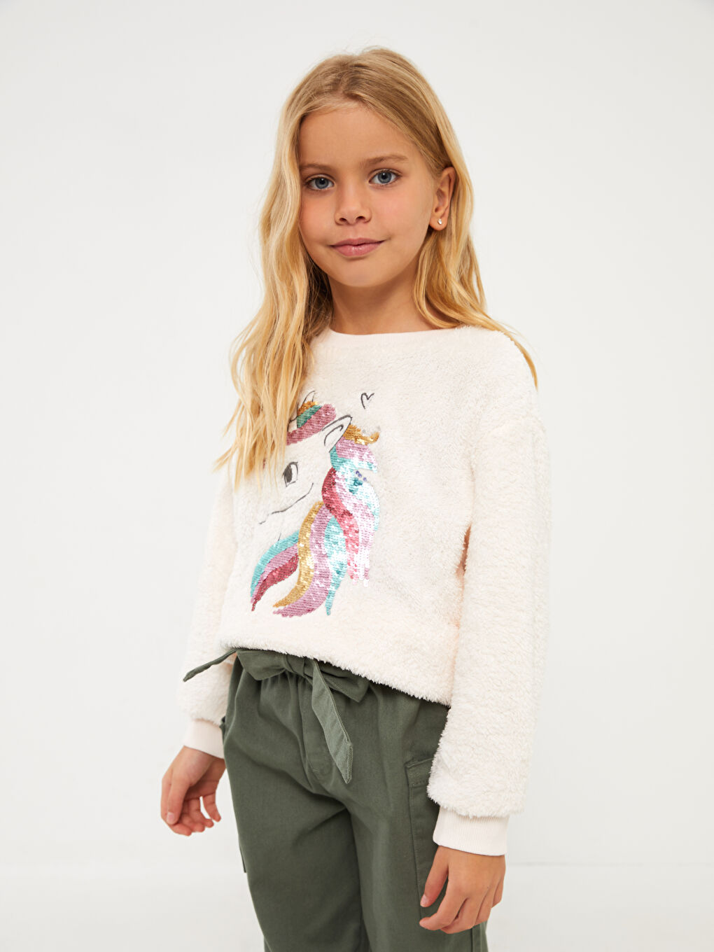 LCW Kids Uçuk Pembe Bisiklet Yaka Pul İşlemeli Pelüş Kız Çocuk Sweatshirt - 1