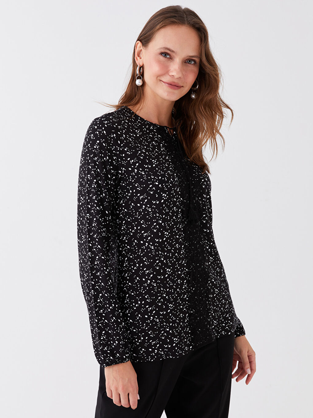 Siyah Bağlamalı Yaka Çiçekli Uzun Kollu Kadın Bluz