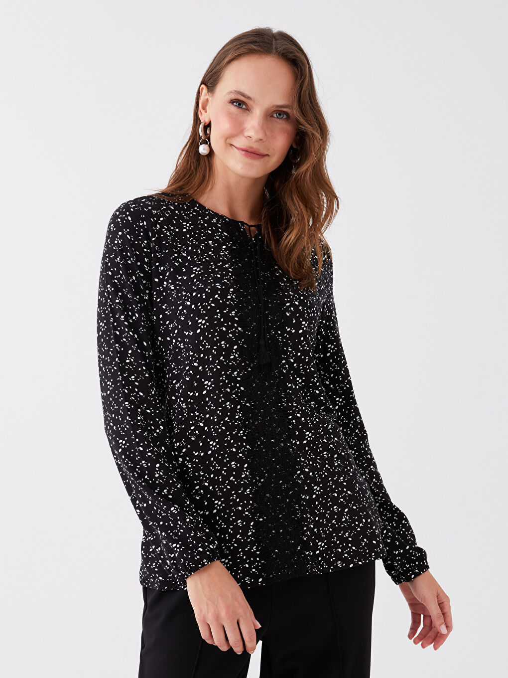Siyah Bağlamalı Yaka Çiçekli Uzun Kollu Kadın Bluz-1