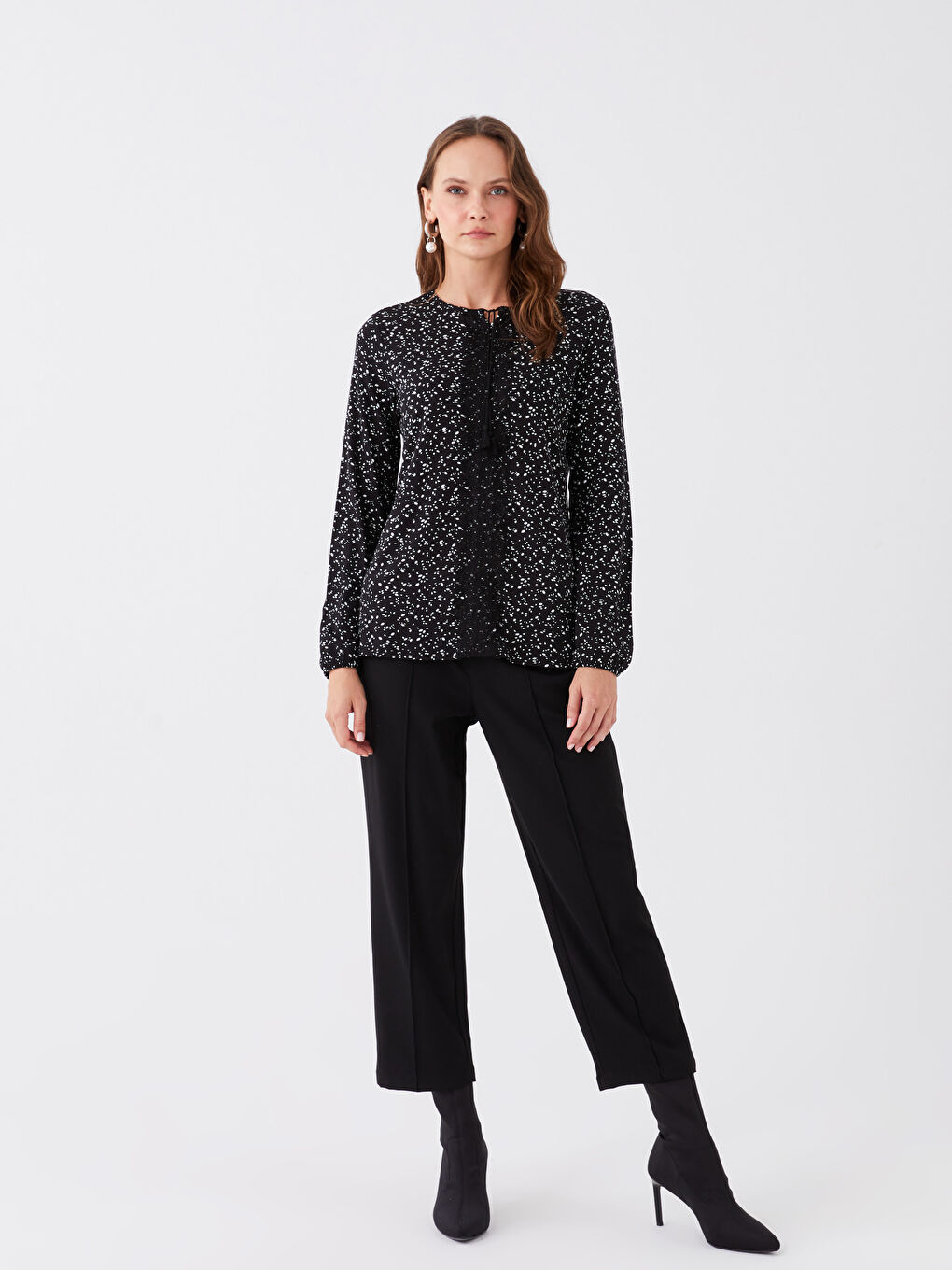 Siyah Bağlamalı Yaka Çiçekli Uzun Kollu Kadın Bluz-2