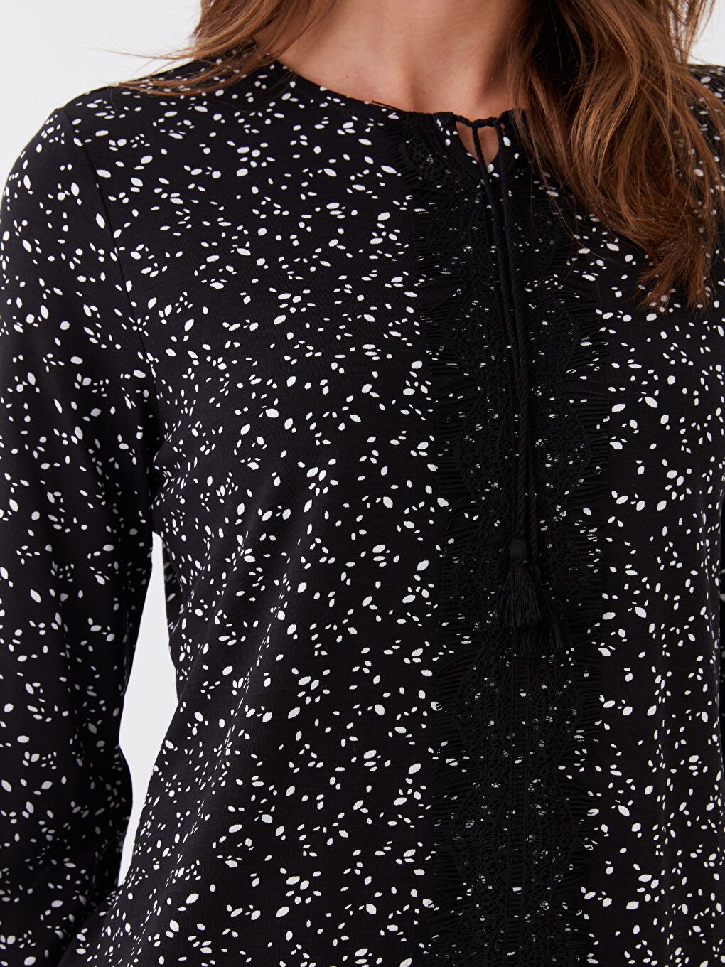 Siyah Bağlamalı Yaka Çiçekli Uzun Kollu Kadın Bluz-3