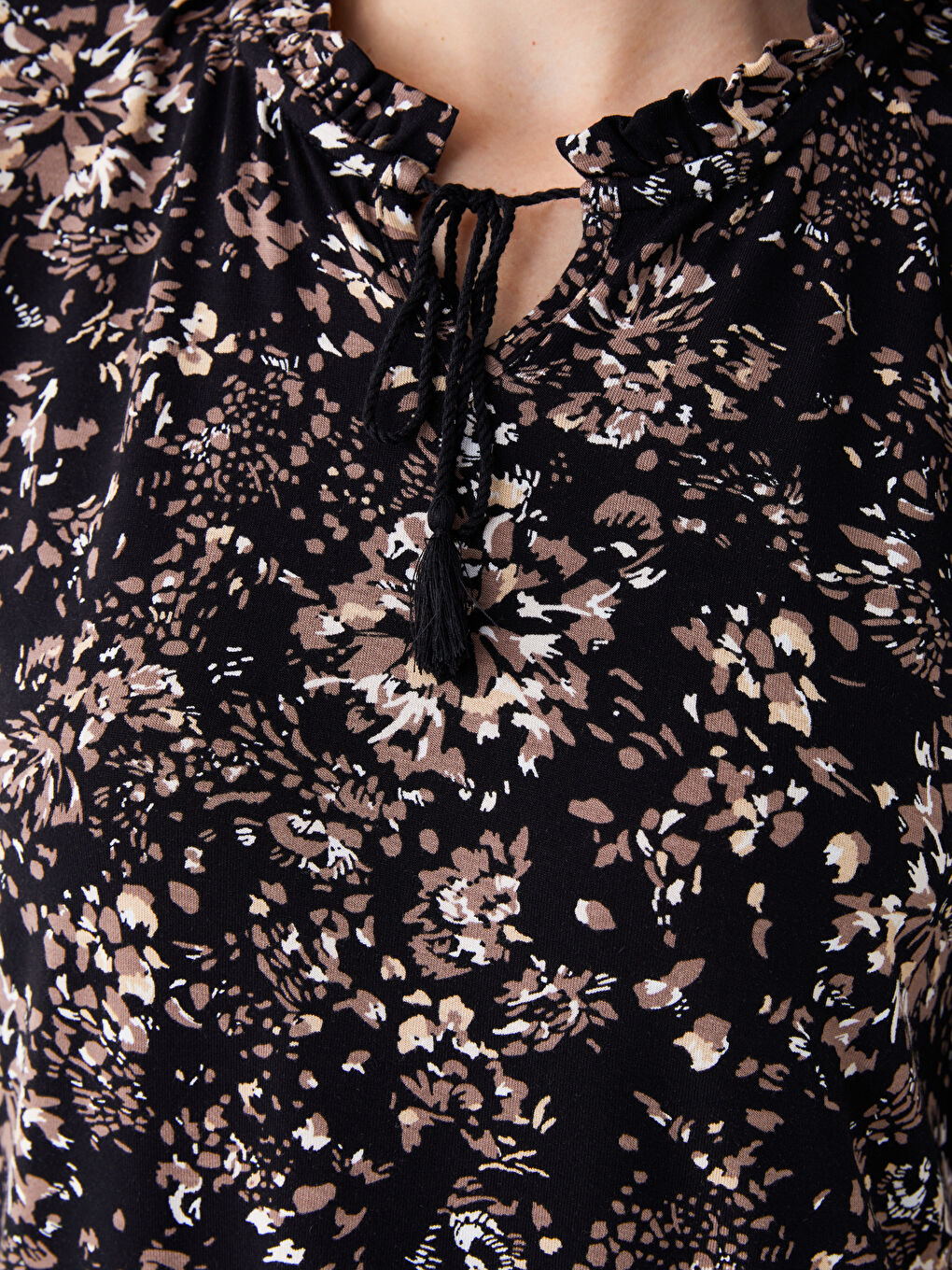 Siyah Bağlamalı Yaka Desenli Uzun Kollu Kadın Bluz-4