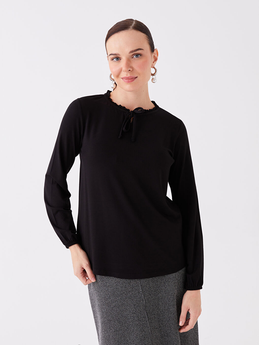 Siyah Bağlamalı Yaka Düz Uzun Kollu Kadın Bluz