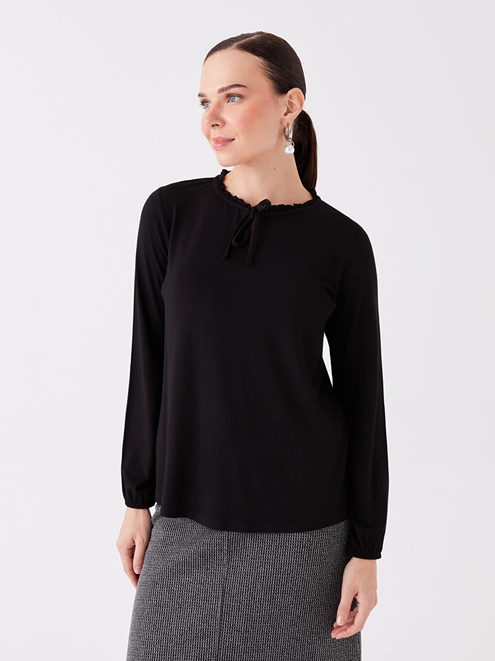 Siyah Bağlamalı Yaka Düz Uzun Kollu Kadın Bluz-1