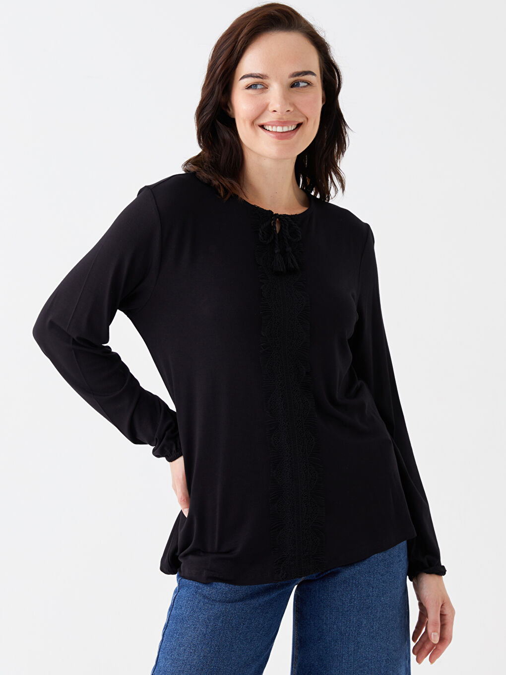 Siyah Bağlamalı Yaka Nakışlı Uzun Kollu Kadın Bluz