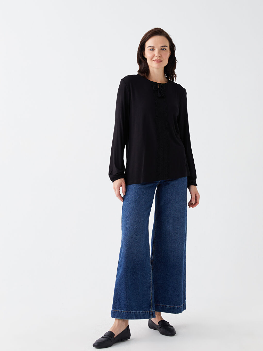 Siyah Bağlamalı Yaka Nakışlı Uzun Kollu Kadın Bluz-1