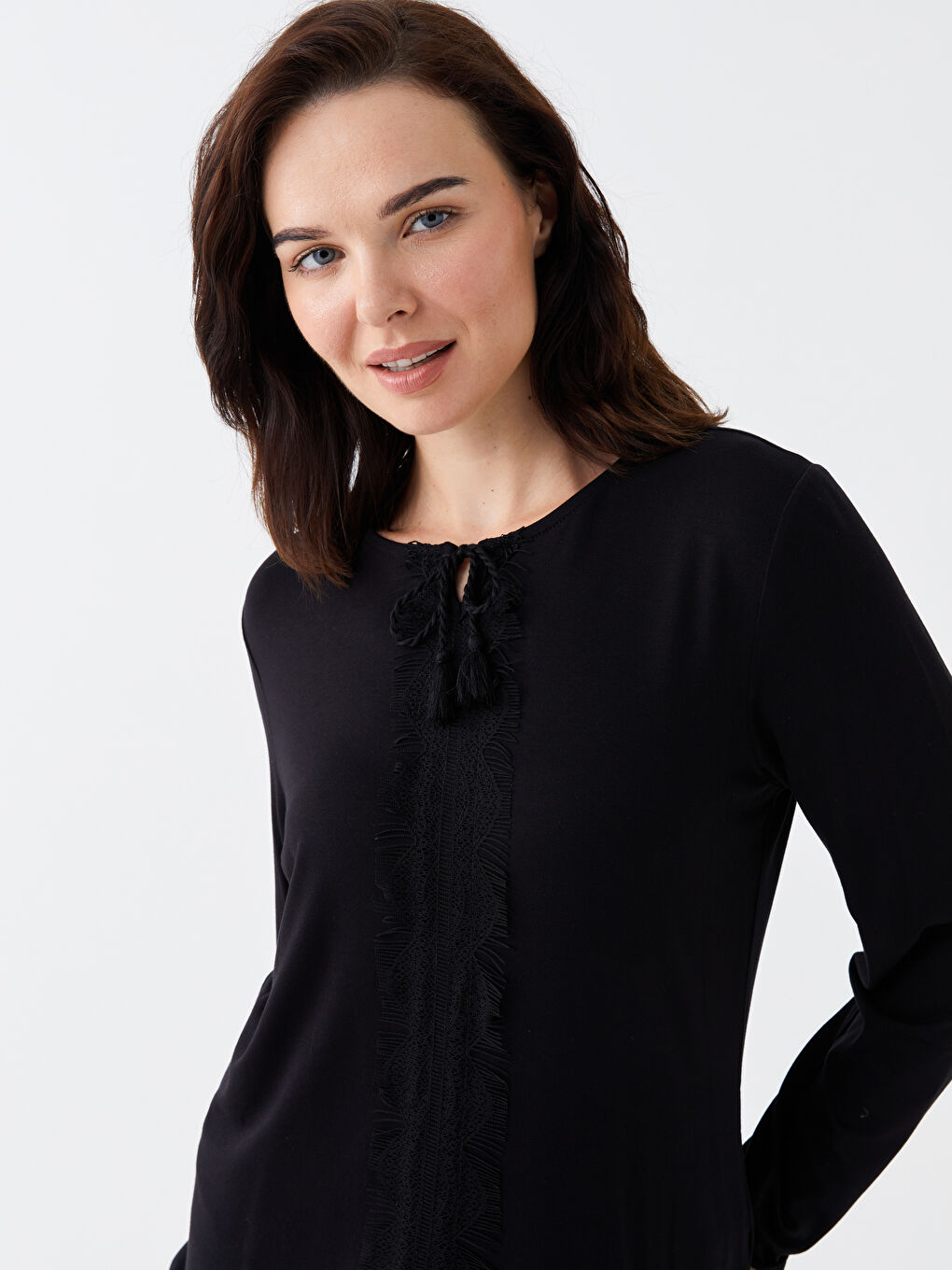 Siyah Bağlamalı Yaka Nakışlı Uzun Kollu Kadın Bluz-2